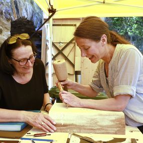 Schnitz-Workshop «Holz zu Form», geleitet von der Stipendiatin Sarah Hillebrecht (rechts) und Bruno Walpoth (Bild: Anja Köhler)