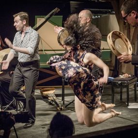 Konzert «Mediterraneo», Ensemble L'Arpeggiata (v.l.: Christina Pluhar, Vinzenzo Capezzuto, Anna Dego) (Bild: Daniel Ammann)