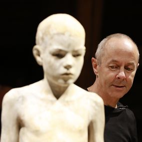 Der Künstler im Fokus Bruno Walpoth mit seiner Figur «Waiting für the snow» (Bild: Anja Köhler)