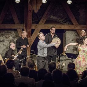 Konzert «Mediterraneo», Ensemble L'Arpeggiata mit Sänger Vinzenzo Capezzuto und Tänzerin Anna Dego (Bild: Daniel Ammann)