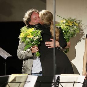 Konzert «In Arkadien», Mirella Weingarten gratuliert Michael Wertmüller nach der Uraufführung seines neuen Werks «Stillleben» (Bild: Anja Köhler)