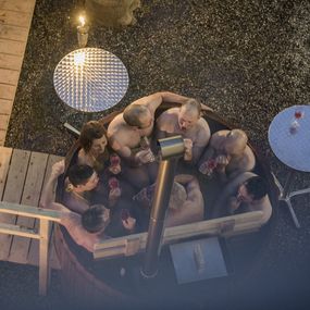 Mittsommernächtliches Bad im Schlosshof (Bild: Daniel Ammann)