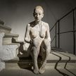 Ausstellung IDYLLE, Figur «Sitzende» von Bruno Walpoth (Bild: Daniel Ammann)