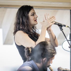 Konzert «Niemandsklippen» auf dem Chäserrugg, Sopranistin Eleni Irakleous und Nay-Flötist Panagiotis Tsappis (Bild: Daniel Ammann)