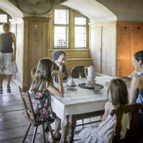 Ausstellung IDYLLE, Performance «Meeresrauschen» von und mit Sarah Hillebrecht (Bild: Daniel Ammann)
